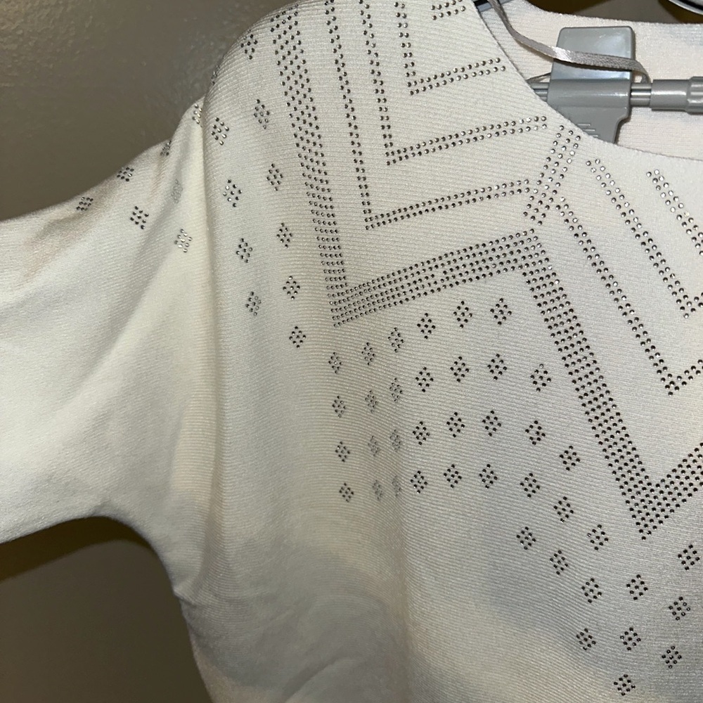 Elegant White Crew Neck Sweater - Picture 4 of 9
